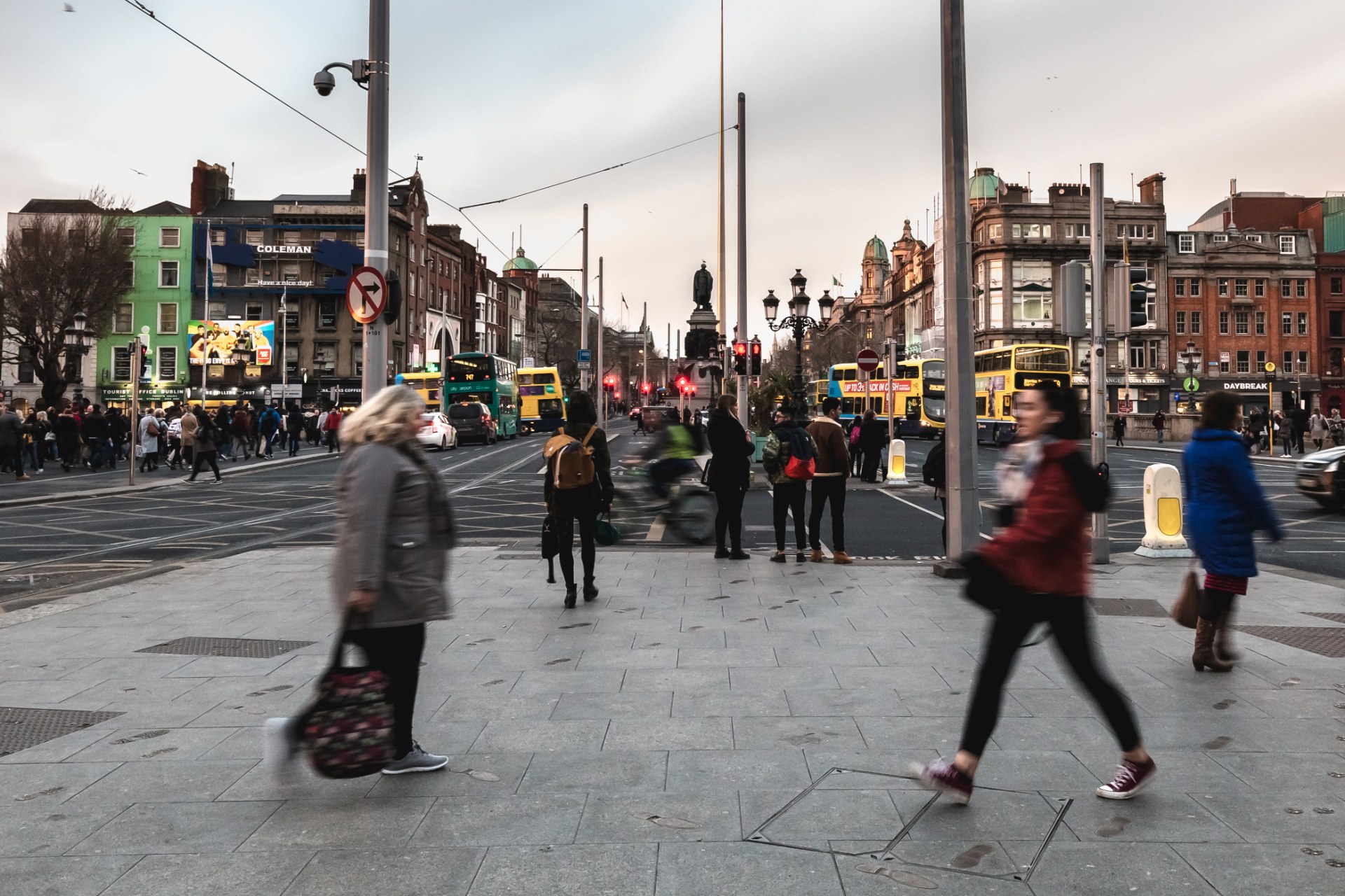 Lidé procházejí ulicí v centru Dublinu